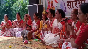 Holi: कुमाऊं में बैठकी होली की मखमली शुरुआत, महिलाओं ने खेली फूलों की होली
