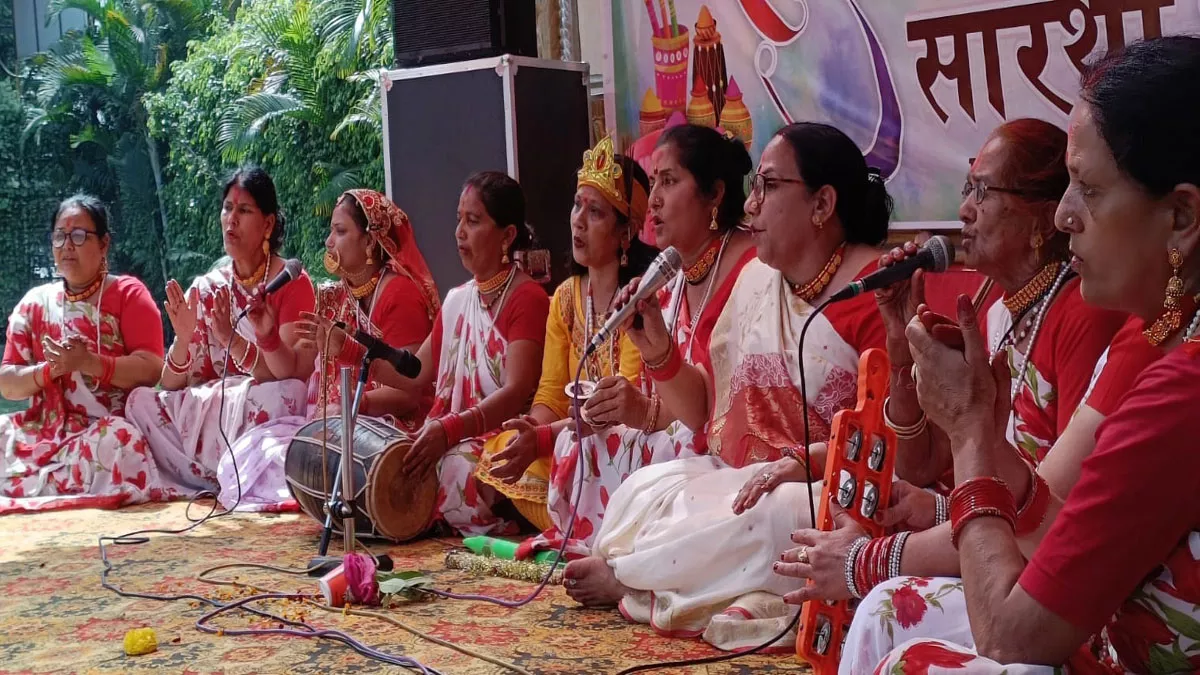 Holi: कुमाऊं में बैठकी होली की मखमली शुरुआत, महिलाओं ने खेली फूलों की होली