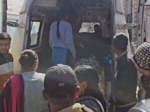 Bageshwar: एंबुलेंस में बैठाने के दौरान प्रसूता सड़क पर गिरी, लापरवाही पर भड़के लोग