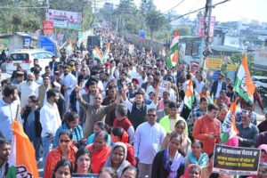 Uttarakhand: कांग्रेस का जोरदार प्रदर्शन, राजभवन कूच के लिए उमड़ा हजारों का हुजूम