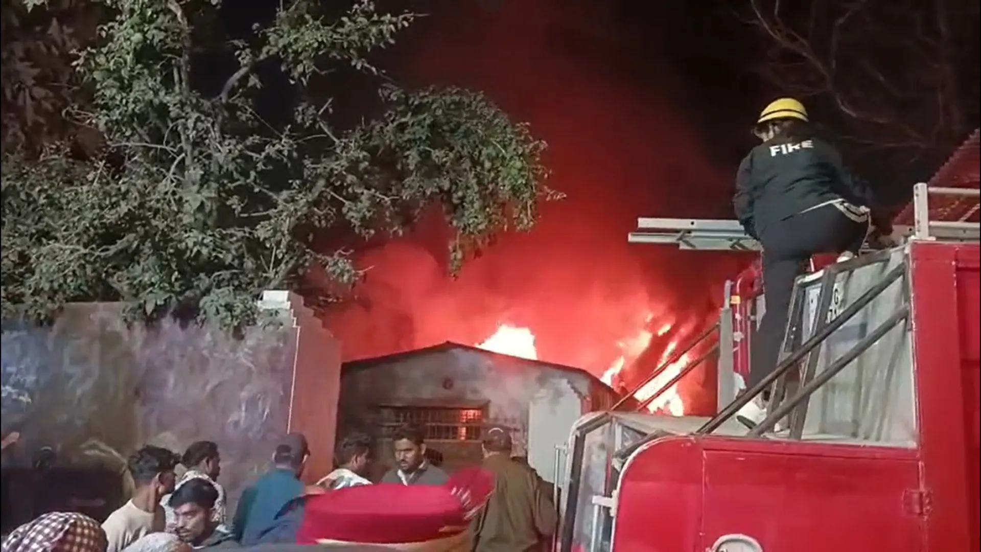 Dehradun: फर्नीचर वर्कशॉप में लगी भीषण आग, मौके पर आधा दर्जन फायर ब्रिगेड की गाड़ियां