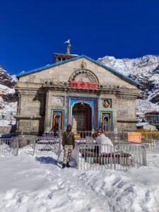 Kedarnath: केदारनाथ धाम में भारी बर्फबारी के बीच पुलिस और ITBP के जवान मुस्तैद