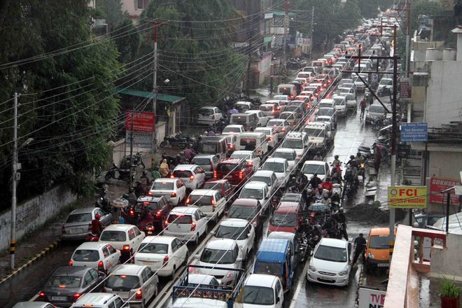 Dehradun: दूर होगा जाम का झाम, 11 स्थानों पर जल्द मिलेगी पार्किंग सुविधा