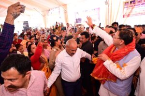 Rishikesh: सीएम धामी ने चार धाम यात्रा के उद्घाटन में लिया भाग, तीर्थयात्रियों की बसों को दिखाई हरी झंडी