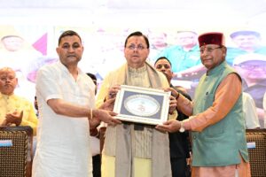 Haldwani: हल्द्वानी में सीएम धामी, वरिष्ठ नागरिकों को किया सम्मानित
