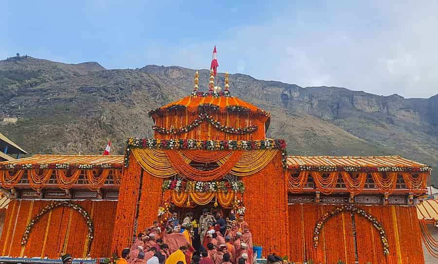 Badrinath: वैदिक मंत्रोच्चार के साथ खुले बद्रीनाथ के कपाट, आस्था और उल्लास से गूंजा धाम