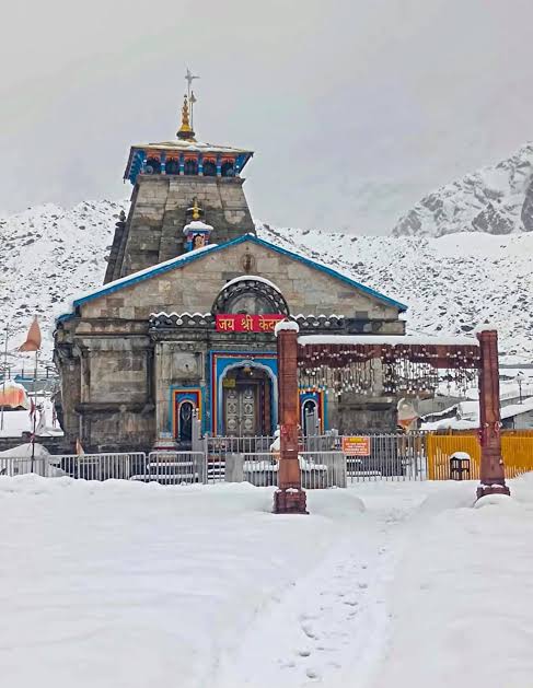 Kedarnath: बर्फबारी के बीच केदारनाथ धाम में श्रद्धालुओं के लिए पैदल चलने का रास्ता बनाया