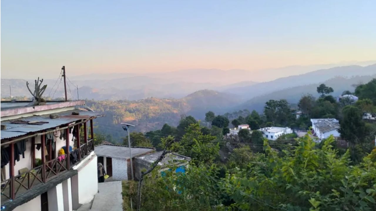 Dehradun: उत्तर भारत में बदलता मौसम, मैदानों में गर्मी तो पहाड़ों में बारिश की आशंका