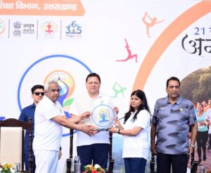 सीएम धामी ने अंतरराष्ट्रीय योग दिवस से पहले अधिकारियों के साथ योग सत्र में लिया हिस्सा
