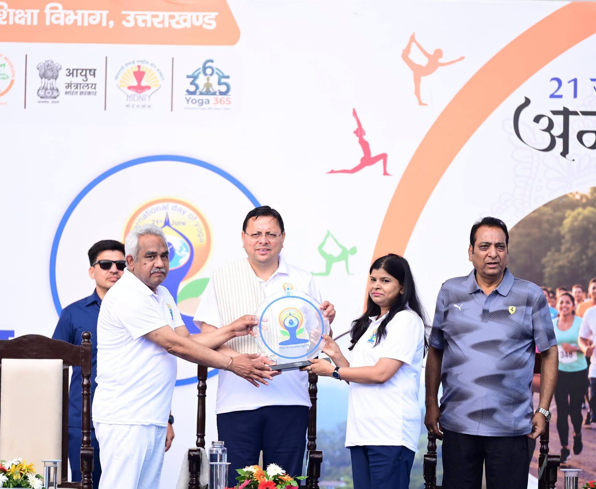 सीएम धामी ने अंतरराष्ट्रीय योग दिवस से पहले अधिकारियों के साथ योग सत्र में लिया हिस्सा