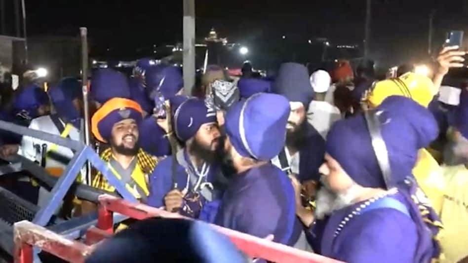 भारी सुरक्षा के बीच निहंग सिखों ने तोड़े बैरिकेड, उत्तराखंड में किया प्रवेश