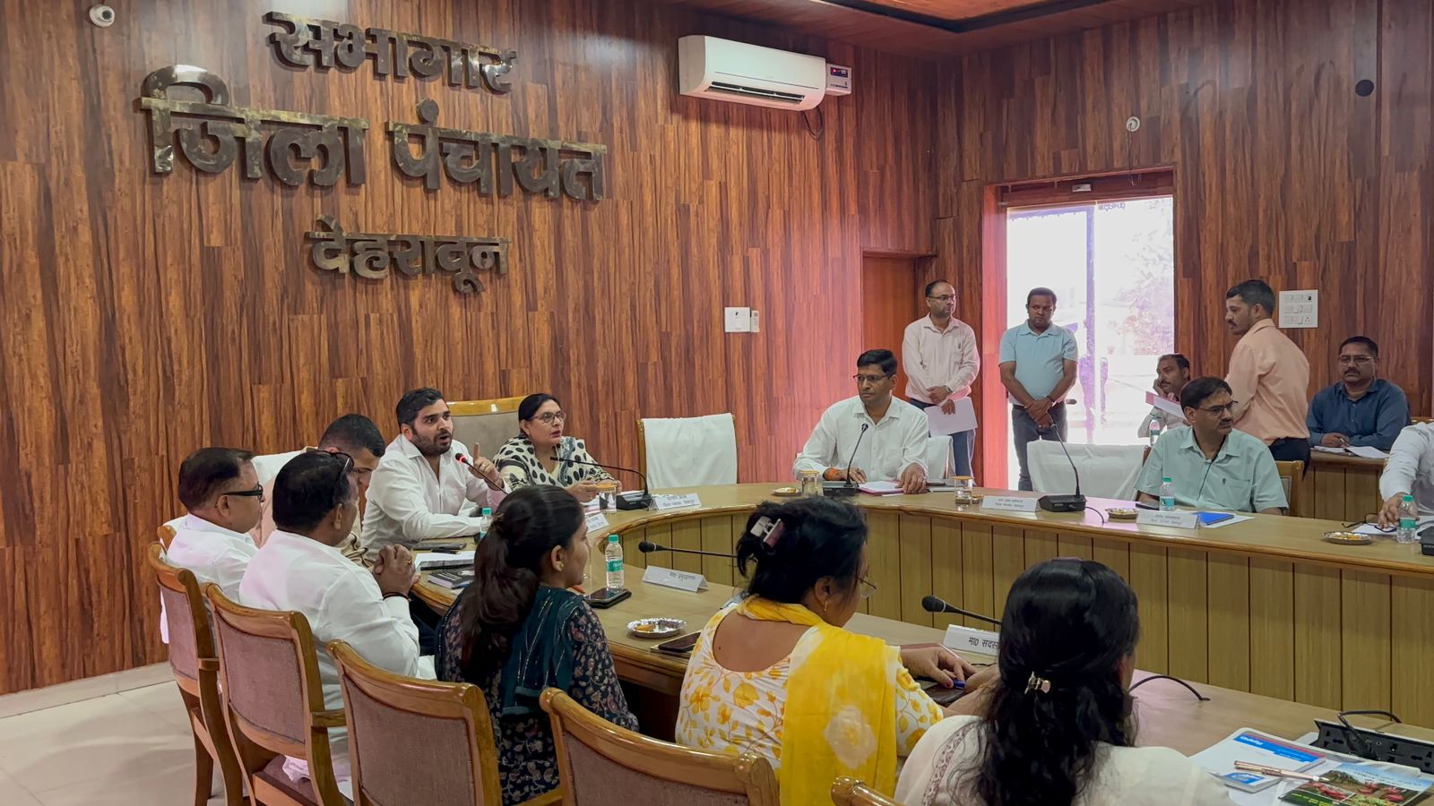 Dehradun: जिला पंचायत बोर्ड बैठक में जनसमस्याओं को लेकर जिला पंचायत सदस्यों ने अधिकारियों को घेरा