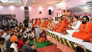 सीएम धामी ने संत सम्मेलन में लिया भाग, इसे ‘मानवता को जोड़ने का माध्यम’ बताया