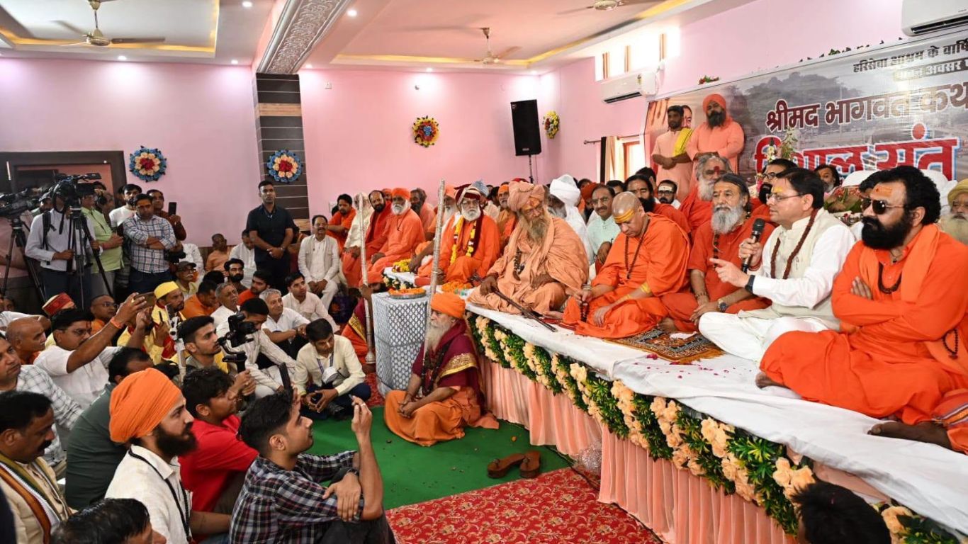सीएम धामी ने संत सम्मेलन में लिया भाग, इसे ‘मानवता को जोड़ने का माध्यम’ बताया