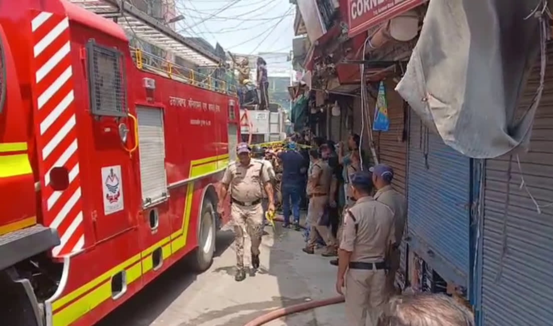 Dehradun: देहरादून के पलटन बाजार में लगी आग