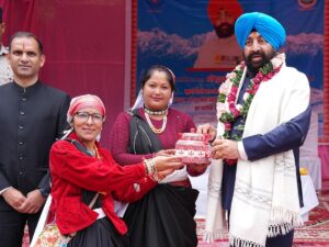राज्यपाल गुरमीत सिंह ने प्रसिद्ध नंदा देवी मंदिर में की पूजा-अर्चना
