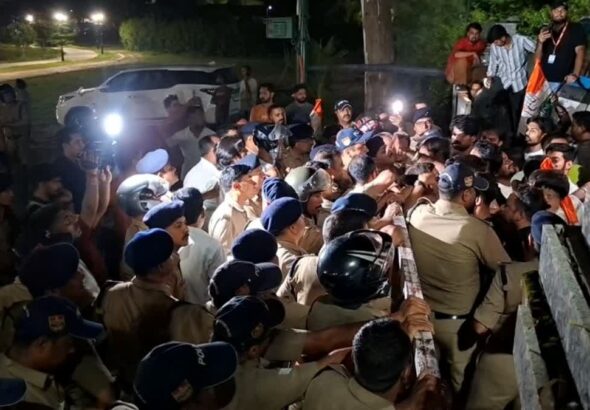 कांग्रेस कार्यकर्ताओं का हंगामा, राहुल की रैली को इजाजत नहीं मिलने पर भड़की कांग्रेस