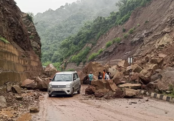मलबा हटाकर खोला गया गंगोत्री हाईवे, उत्तराखंड में भारी बारिश का अलर्ट