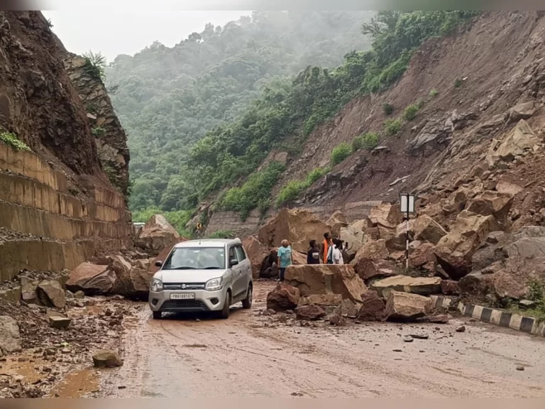 मलबा हटाकर खोला गया गंगोत्री हाईवे, उत्तराखंड में भारी बारिश का अलर्ट