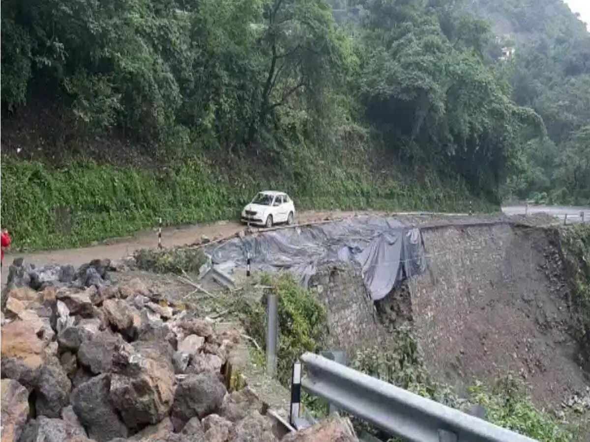 भारी बारिश के कारण देहरादून–मसूरी मार्ग बंद
