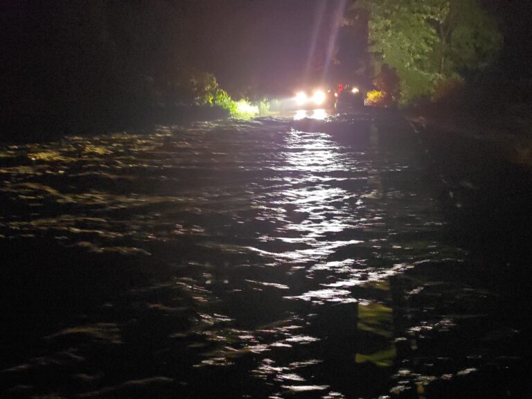 मूसलाधार बारिश से उफान पर बरसाती नाला, फंसे रहे पर्यटक और ग्रामीण
