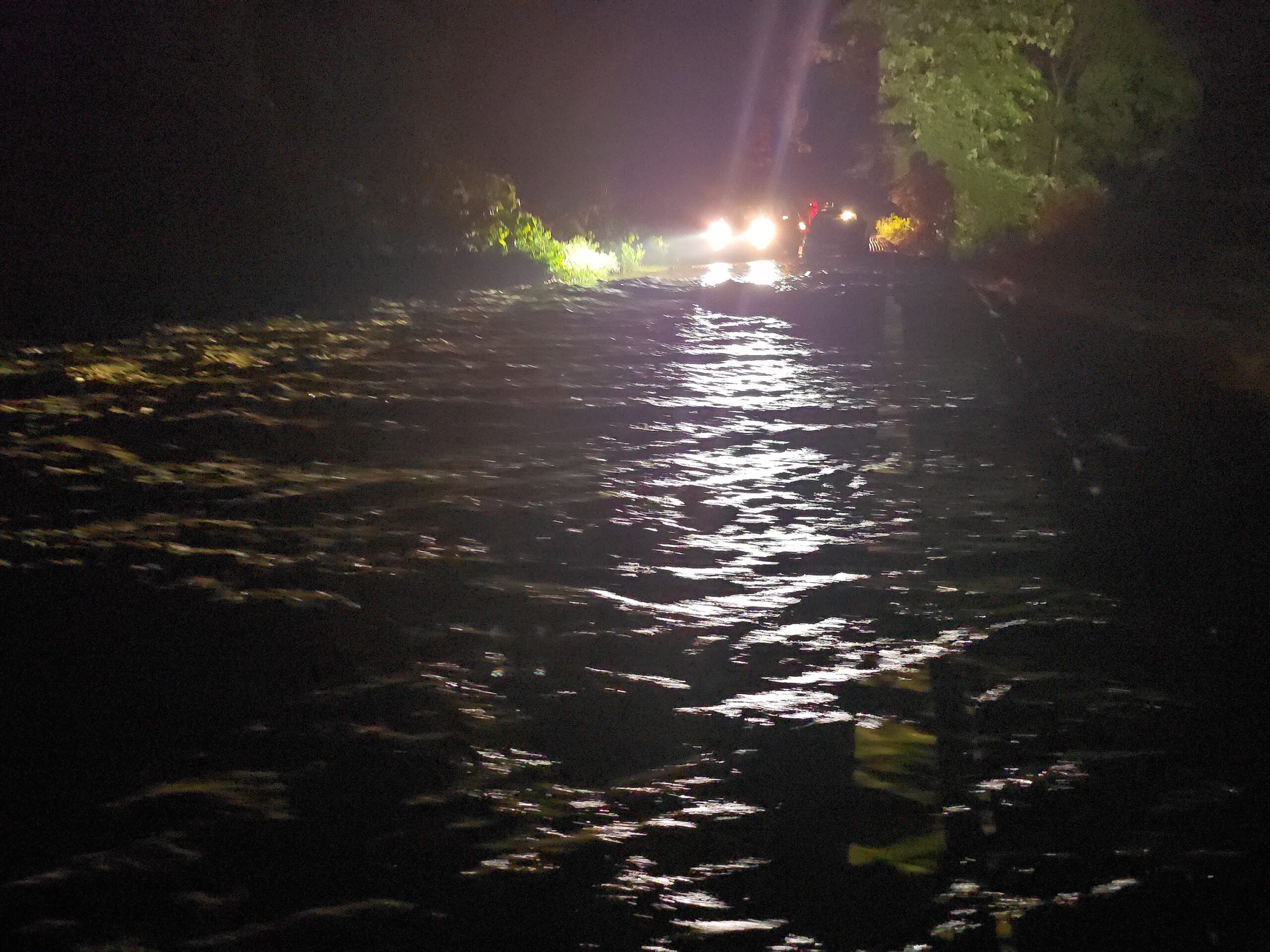 मूसलाधार बारिश से उफान पर बरसाती नाला, फंसे रहे पर्यटक और ग्रामीण