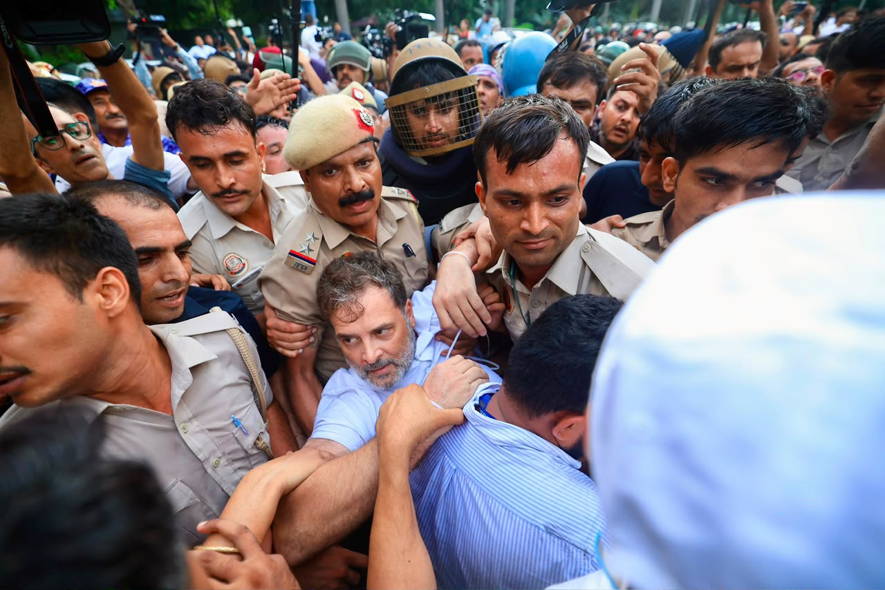 राहुल गांधी और अखिलेश यादव को पुलिस ने हिरासत में लिया, धरनास्थल से हटाए जा रहे कांग्रेसी