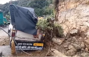 बारिश का कहर-पहाड़ दरका, मलबे में फंसा वाहन; चालक सुरक्षित