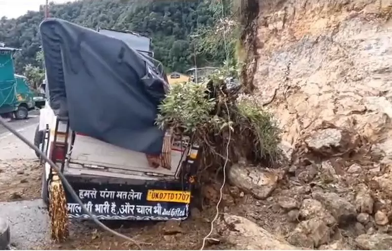 बारिश का कहर-पहाड़ दरका, मलबे में फंसा वाहन; चालक सुरक्षित