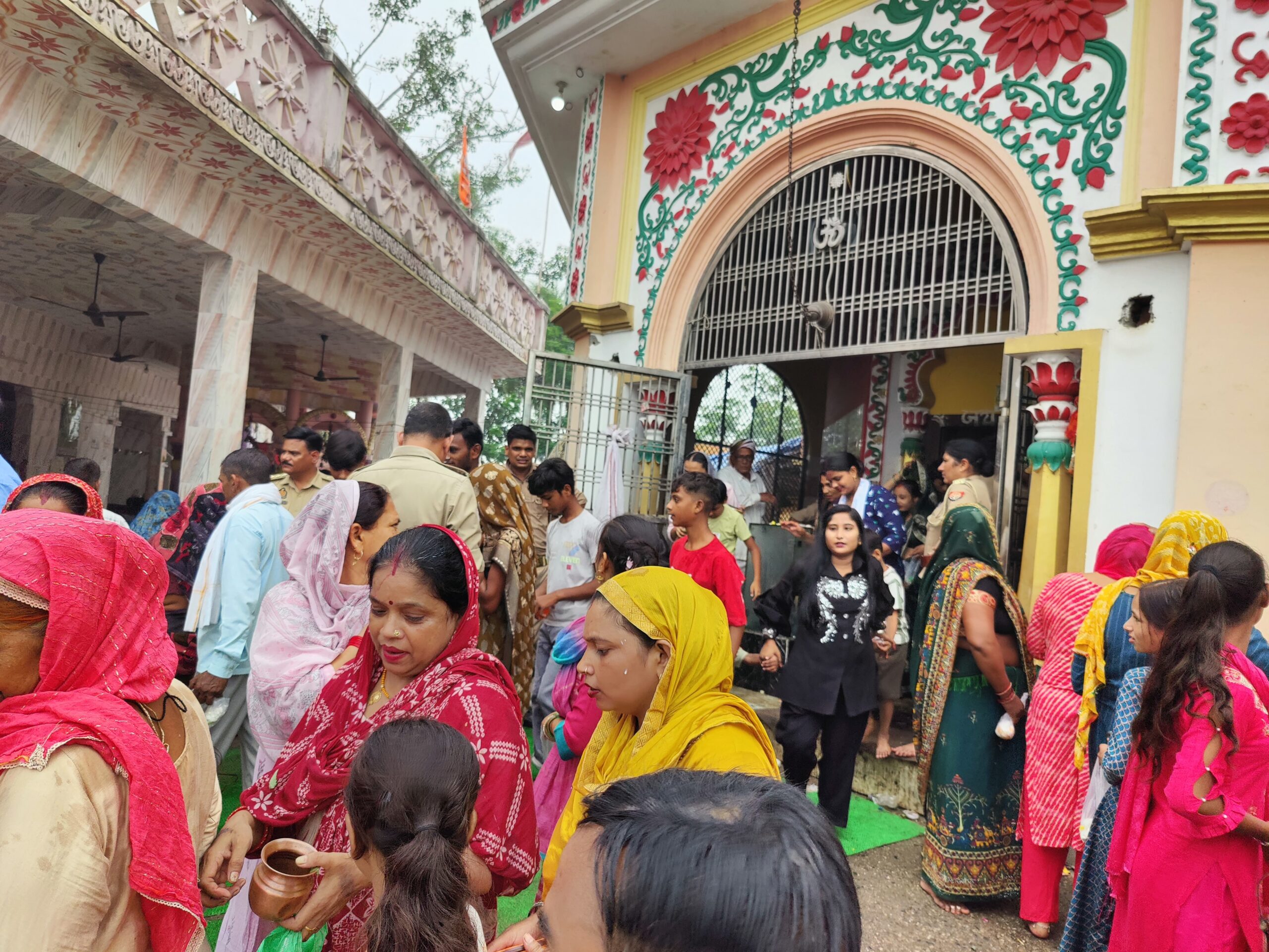 देशभर के मंदिरों में सावन के दूसरे सोमवार को श्रद्धालुओं की भारी भीड़, दिखा आस्था का अद्भुत नजारा