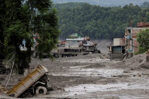 चीन में भारतीय दूतावास ने तिब्बत-नेपाल सीमा पर बाढ़ में फंसे भारतीयों के लिए हेल्पलाइन शुरू की