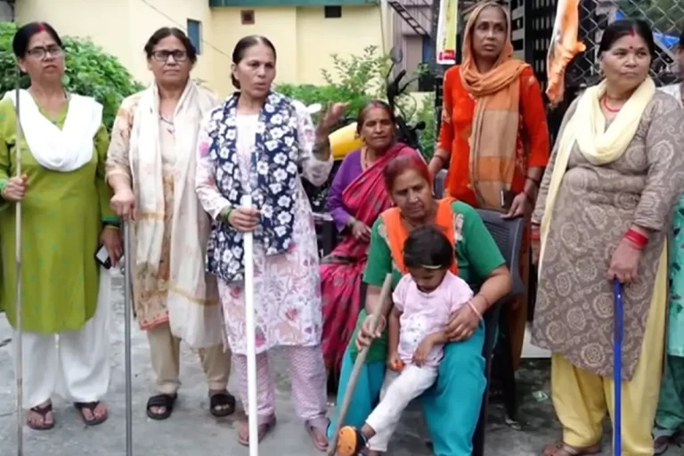 देहरादून में ड्रग्स-शराब के खिलाफ महिलाओं ने संभाला मोर्चा, हाथों में लाठियां लेकर दिन-रात देती हैं पहरा