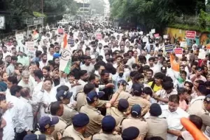 देहारादून में कांग्रेस का सीएम आवास कूच, बारिश के बीच कार्यकर्ताओं का प्रदर्शन