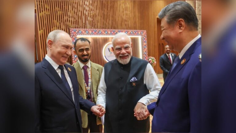 18वें ब्रिक्स शिखर सम्मेलन में मोदी, पुतिन और शी जिंगपिन ने एक-दूसरे का हाथ थामा