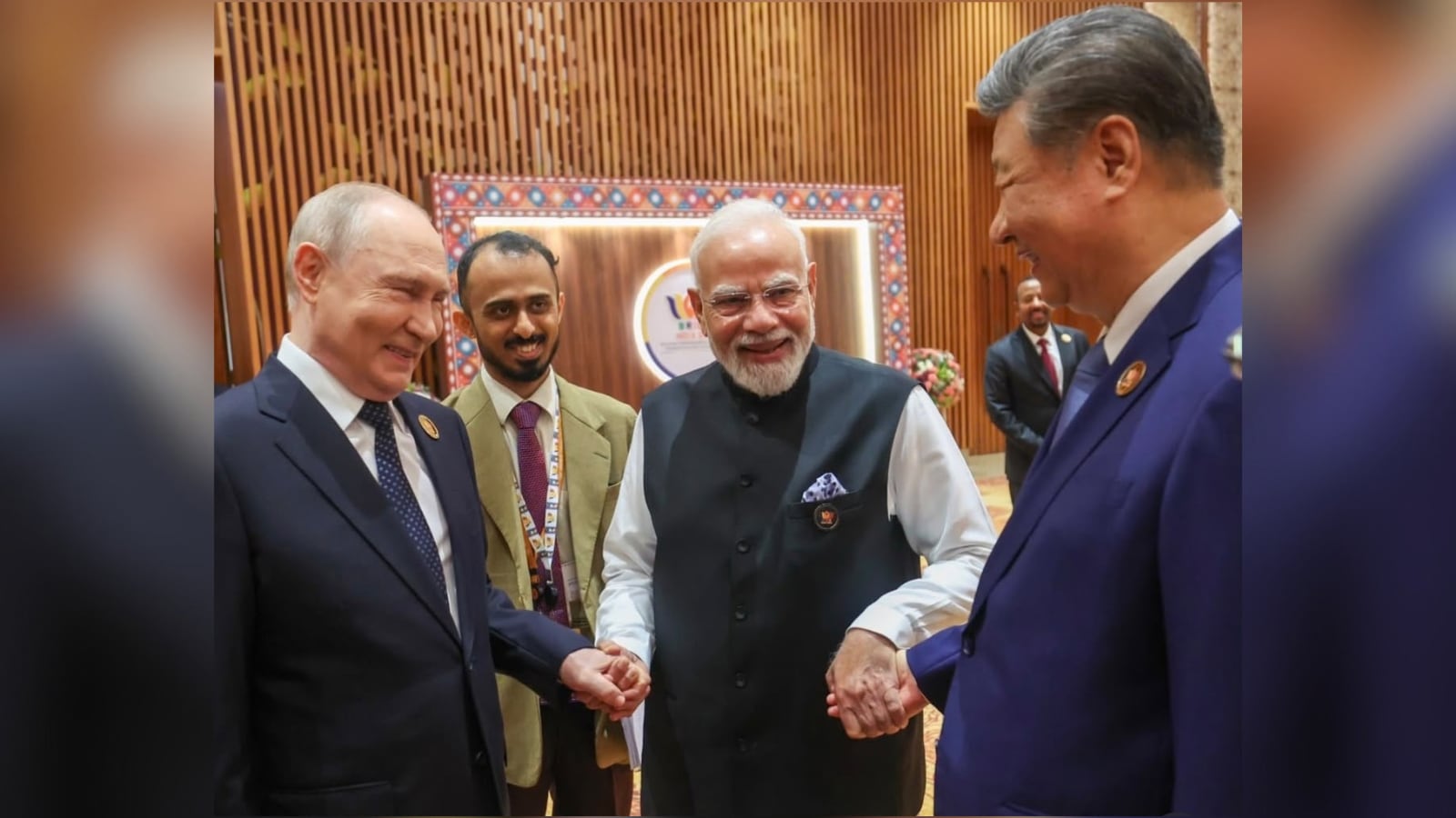 18वें ब्रिक्स शिखर सम्मेलन में मोदी, पुतिन और शी जिंगपिन ने एक-दूसरे का हाथ थामा
